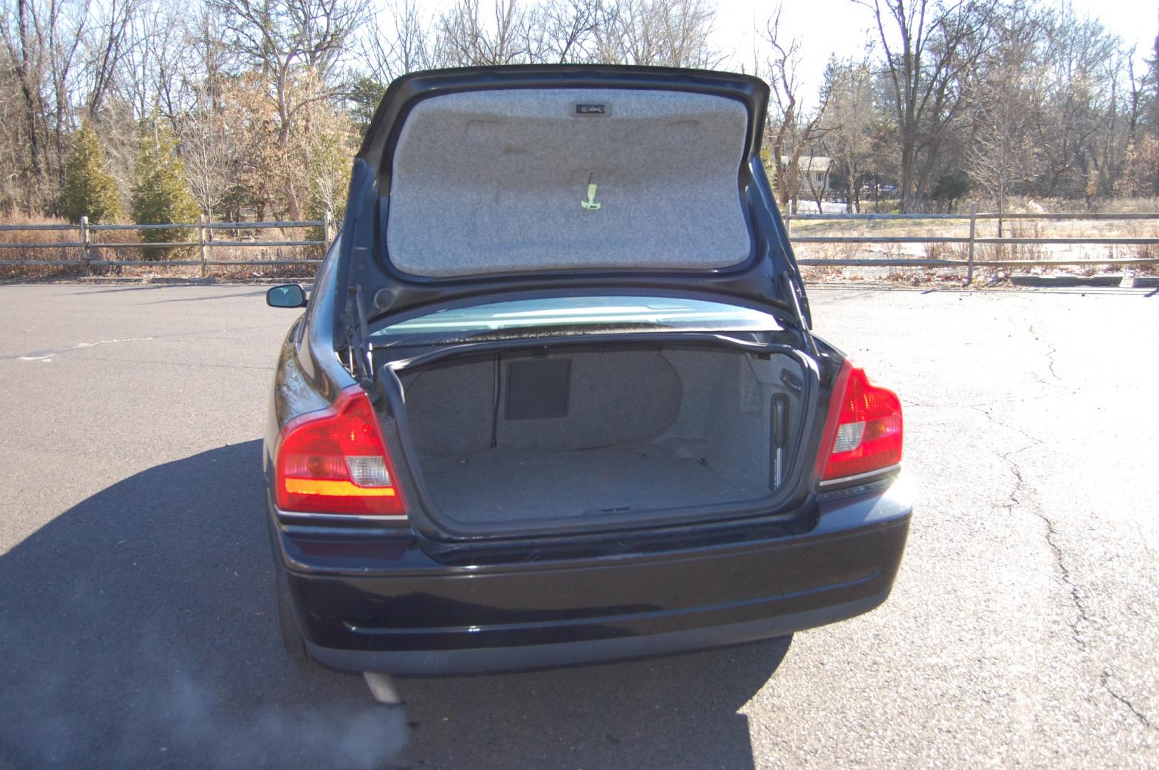 2004 Black /Gray leather Volvo S80 2.5t (YV1TS59H541) with an 2.5 liter turbo 5 cylinder engine, Automatic transmission, located at 6528 Lower York Road, New Hope, PA, 18938, (215) 862-9555, 40.358707, -74.977882 - Here for sale is a freshly traded, well serviced 2004 Volvo S80 2.5T sedan. Under the hood is a good running 2.5 liter turbocharged 5 cylinder which puts power to the front wheels via a smooth shifting automatic transmission. Features include; Gray leather interior, keyless entry system, one maste - Photo#8